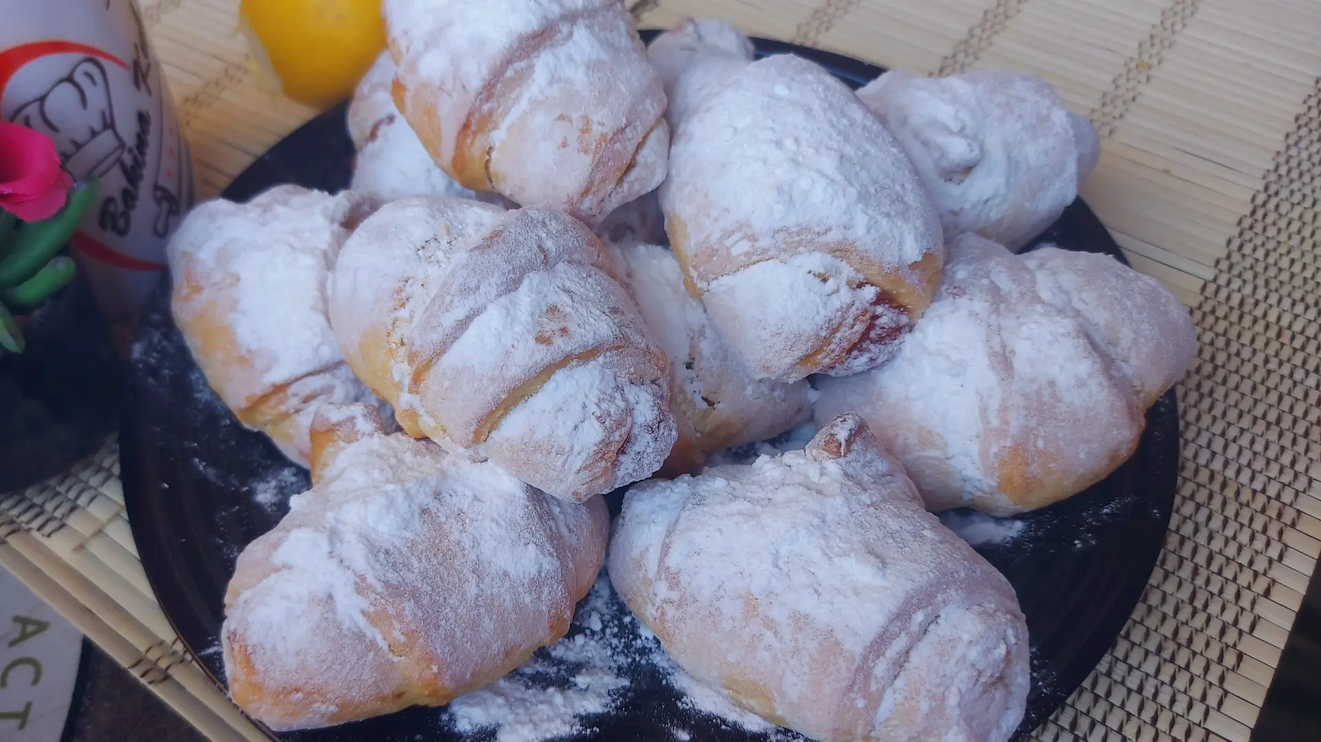 Mekane Kao Pena Kiflice Sa Pekmezom I Kiselim Mlekom Iz Bakine Kuhinje